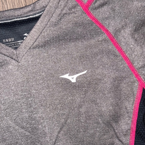 ❌SOLD❌ -Mizuno Running Women's Breath Thermo/Wool V-Neck Tee - Picture 2 of 3